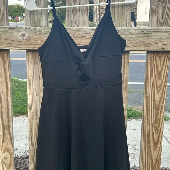 Francesca's Collections Black V-Neck Mini Dress - Picture 1 of 3
